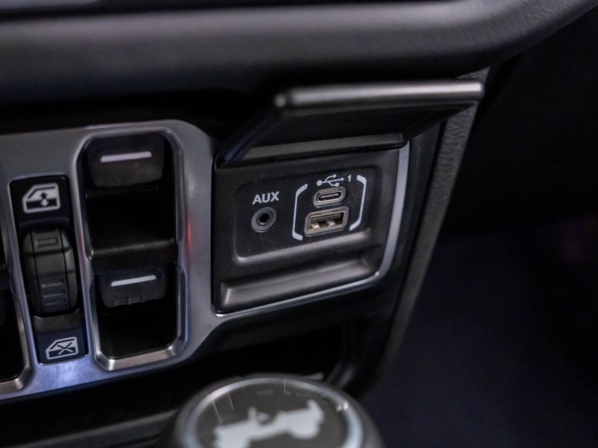 Used 2024 White Jeep Sahara image 24
