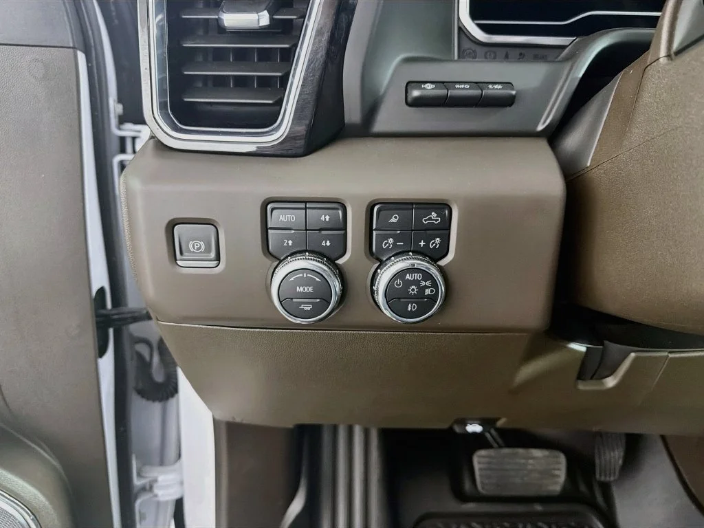 Used 2024 White Frost Tricoat GMC Denali image 11