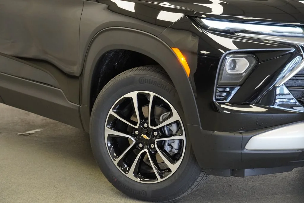 New 2026 Mosaic Black Metallic Chevrolet LT image 9