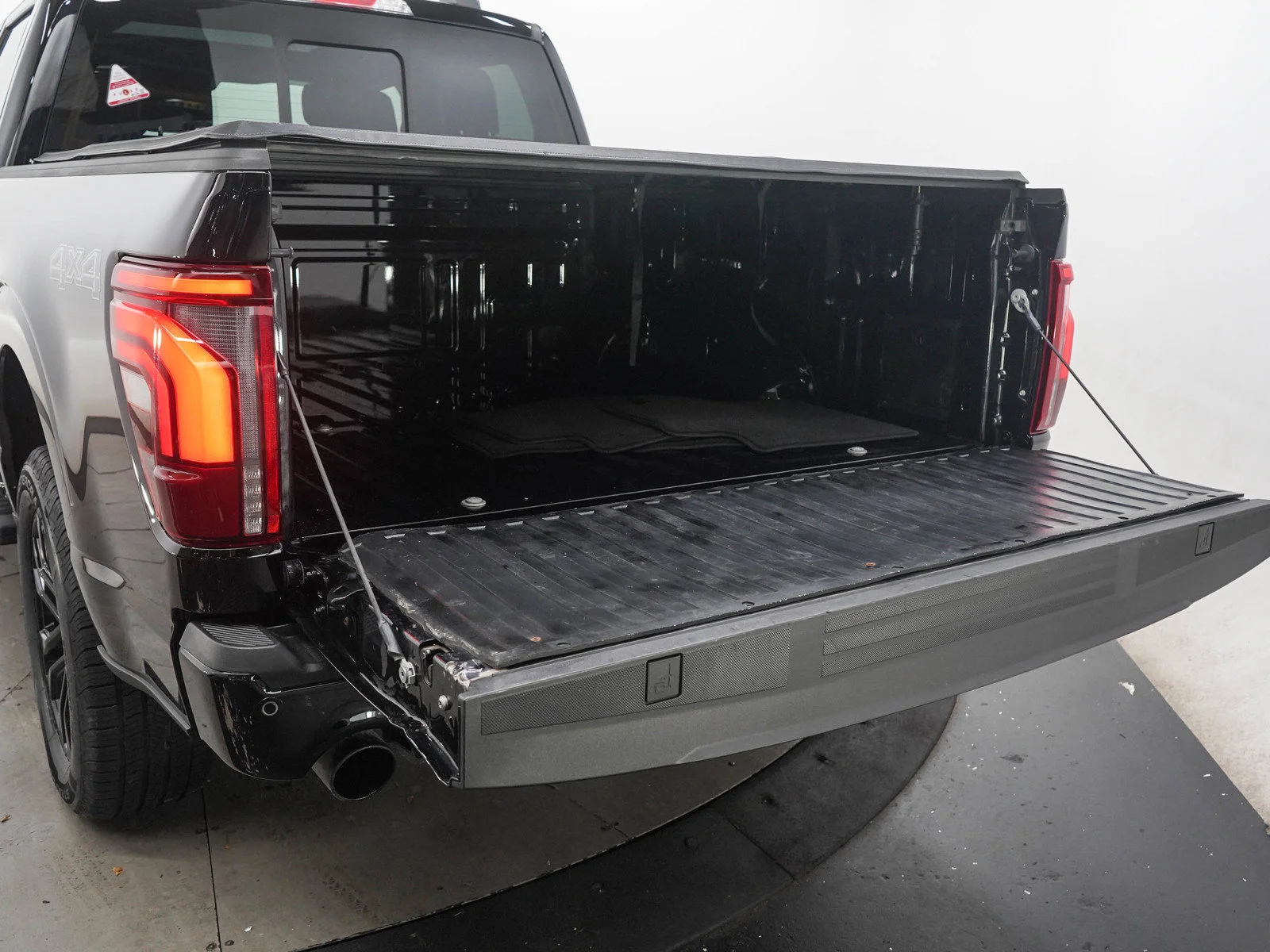 Used 2024 Agate Black Metallic Ford LARIAT image 9