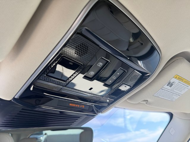Used 2023 White Land Rover SE image 27