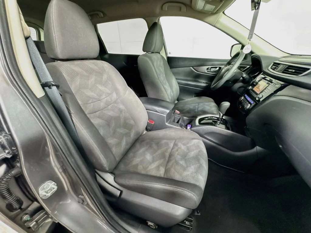 Used 2016 Gray Nissan SV image 32