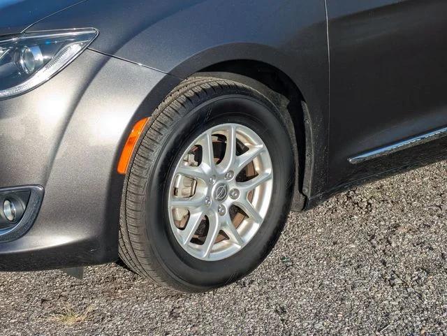 Used 2020 Gray Chrysler Touring L image 6