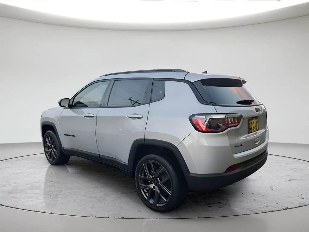 New 2026 Silver Zynith Metallic Clear-Coat Exterior Paint Jeep Latitude image 3