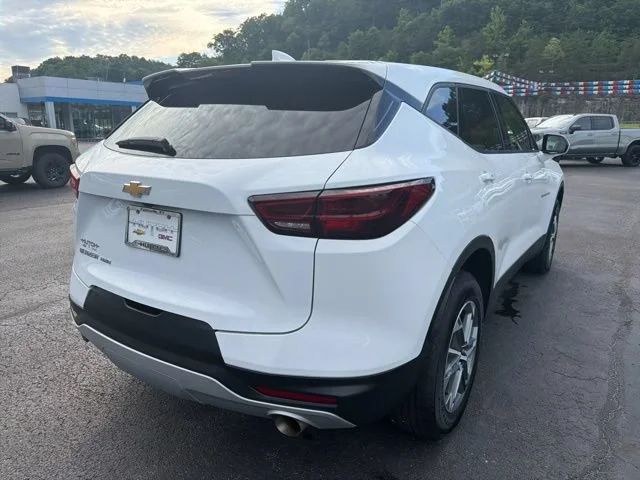 Used 2025 Summit White Chevrolet 2LT image 3
