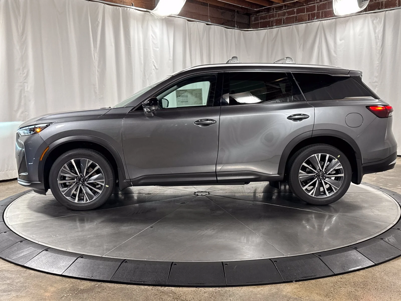 Used 2027 Gray INFINITI LUXE image 8