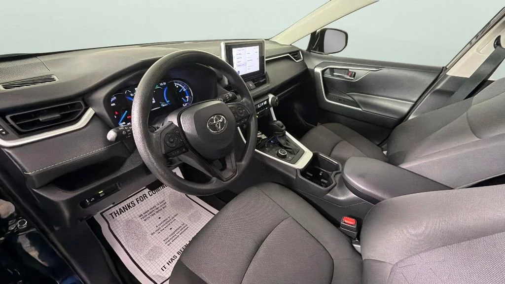 2025 Toyota RAV4 XLE - Photo 18