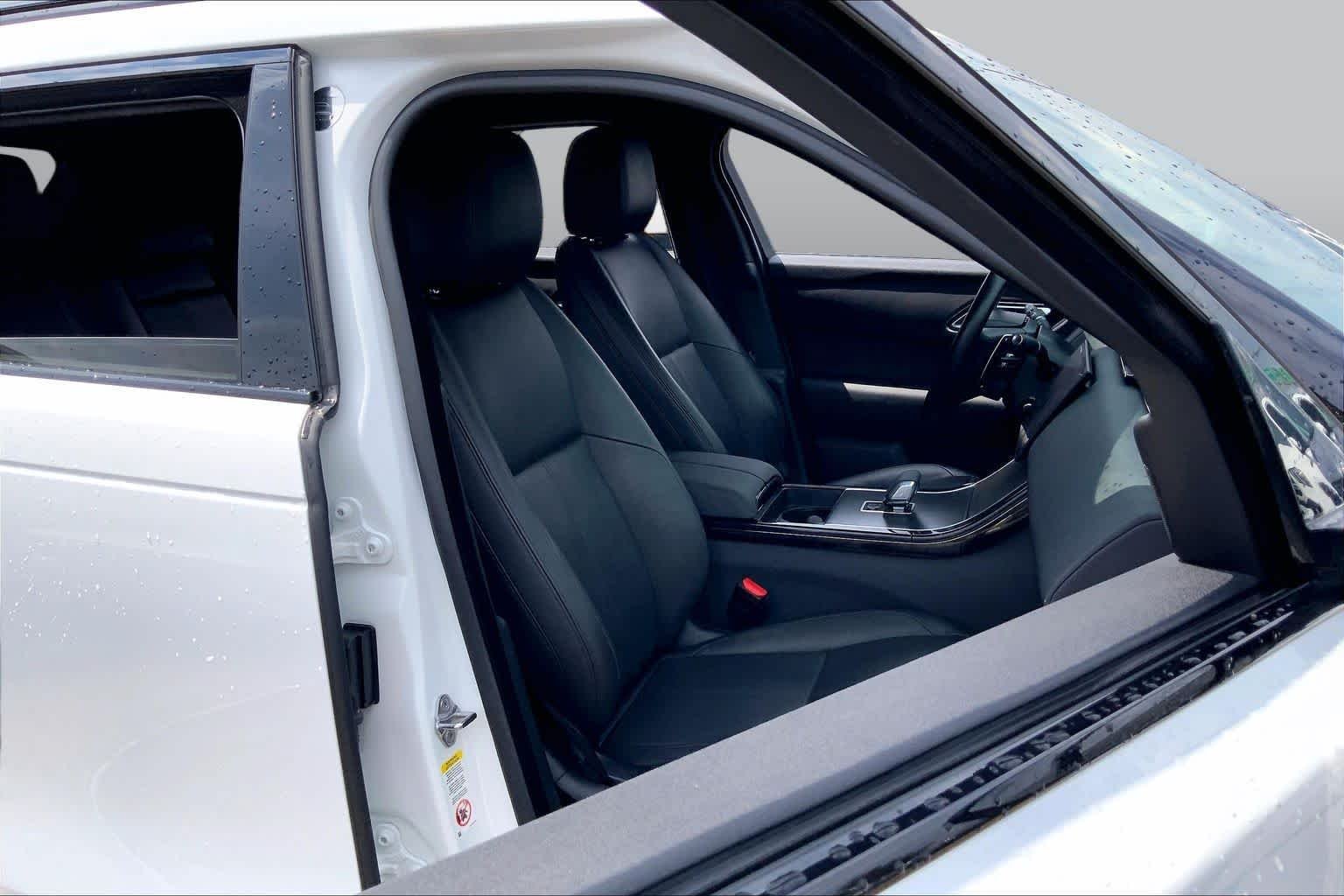 Used 2025 Fuji White Land Rover Dynamic SE image 9