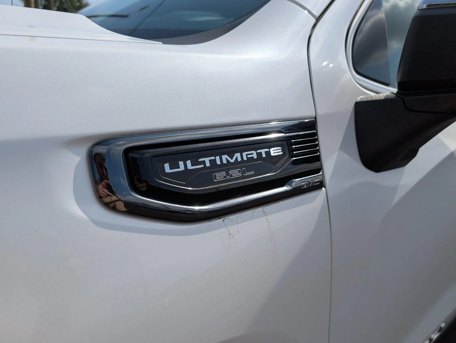 Used 2023 White Frost Tricoat GMC Denali Ultimate image 11