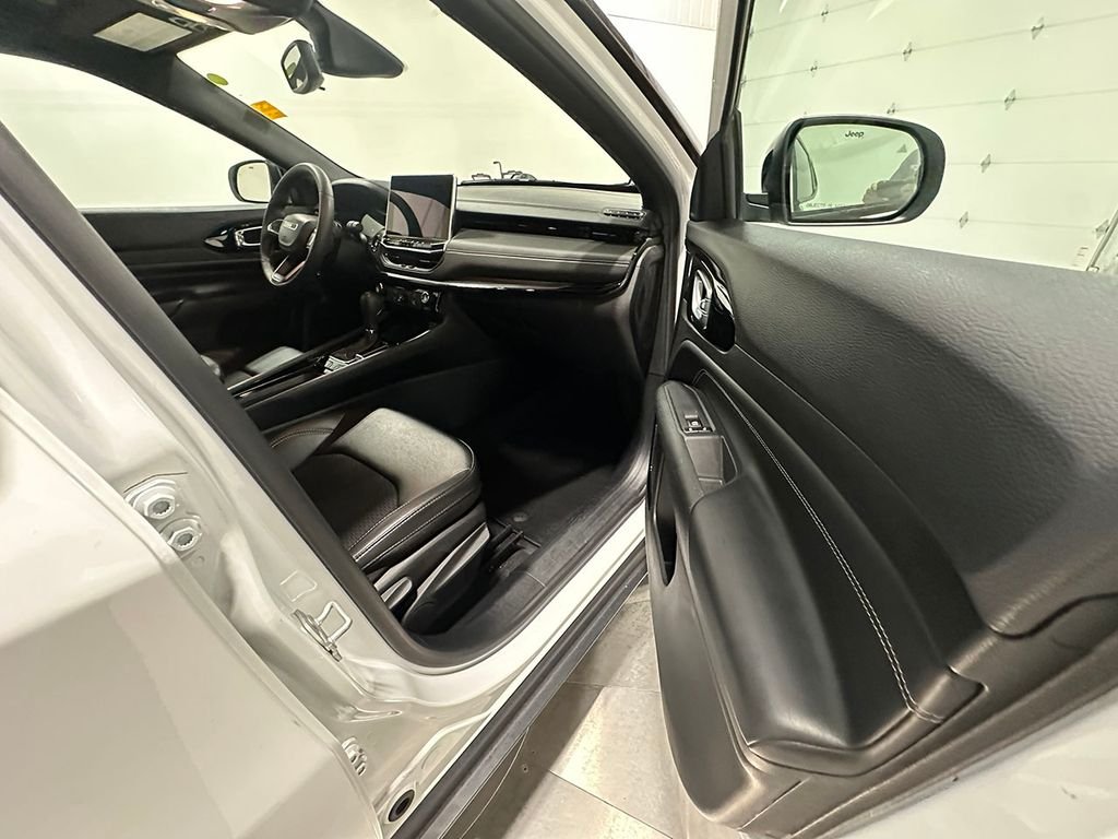 Used 2023 White Jeep Latitude image 25