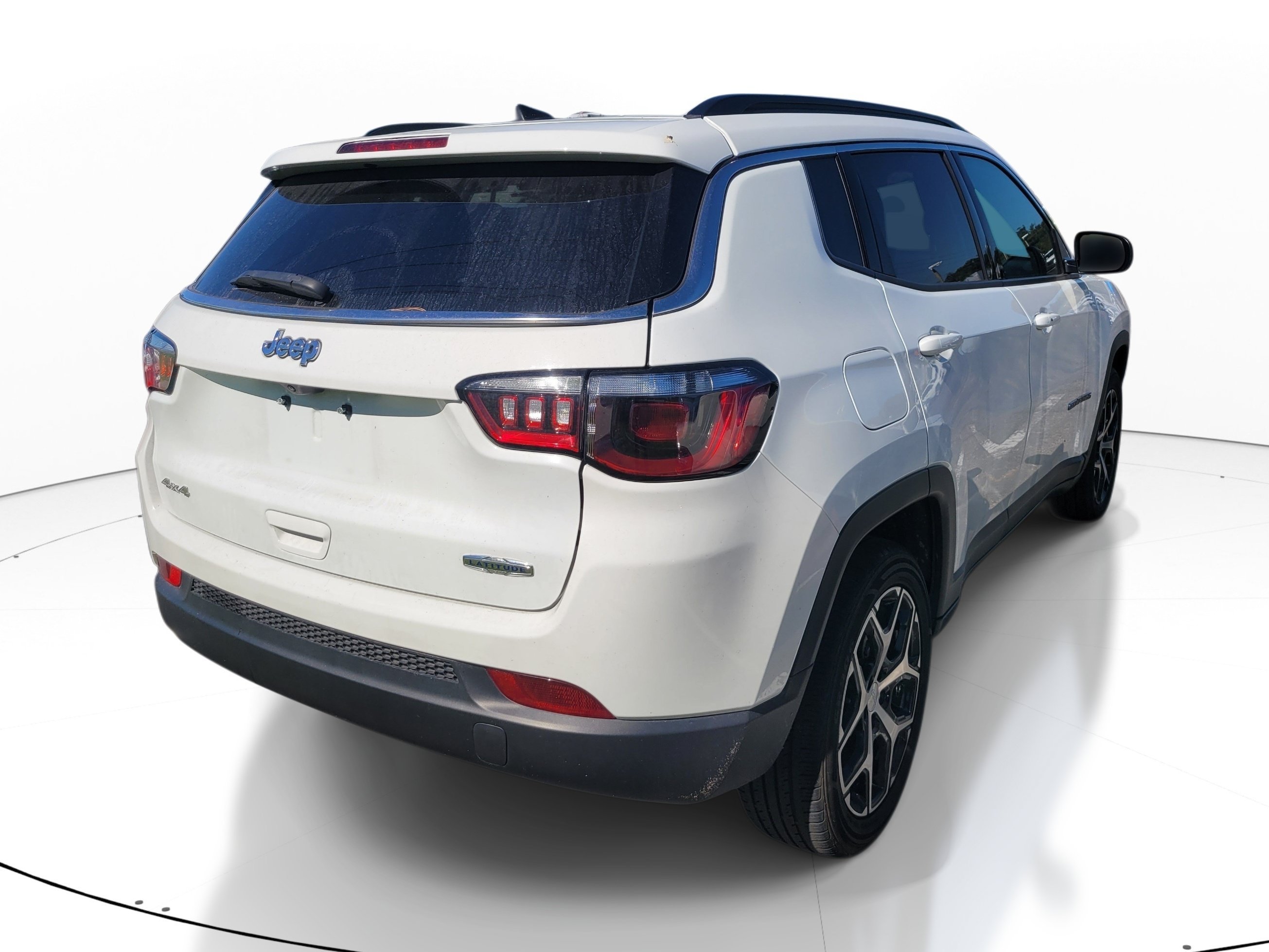 Used 2024 Bright White Clearcoat Jeep Latitude image 4