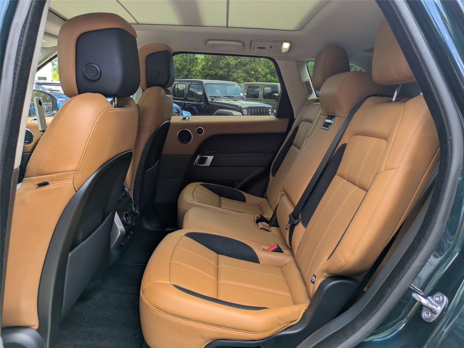 Used 2019 British Racing Green Metallic Land Rover Dynamic image 16