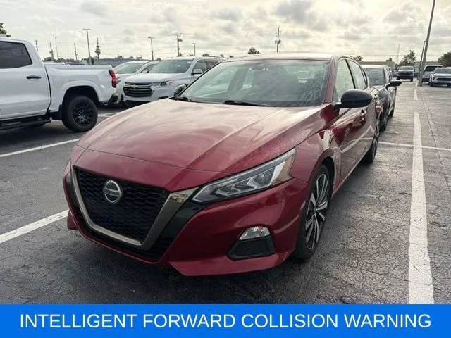 Used 2022 Red Nissan SR FWD image 3