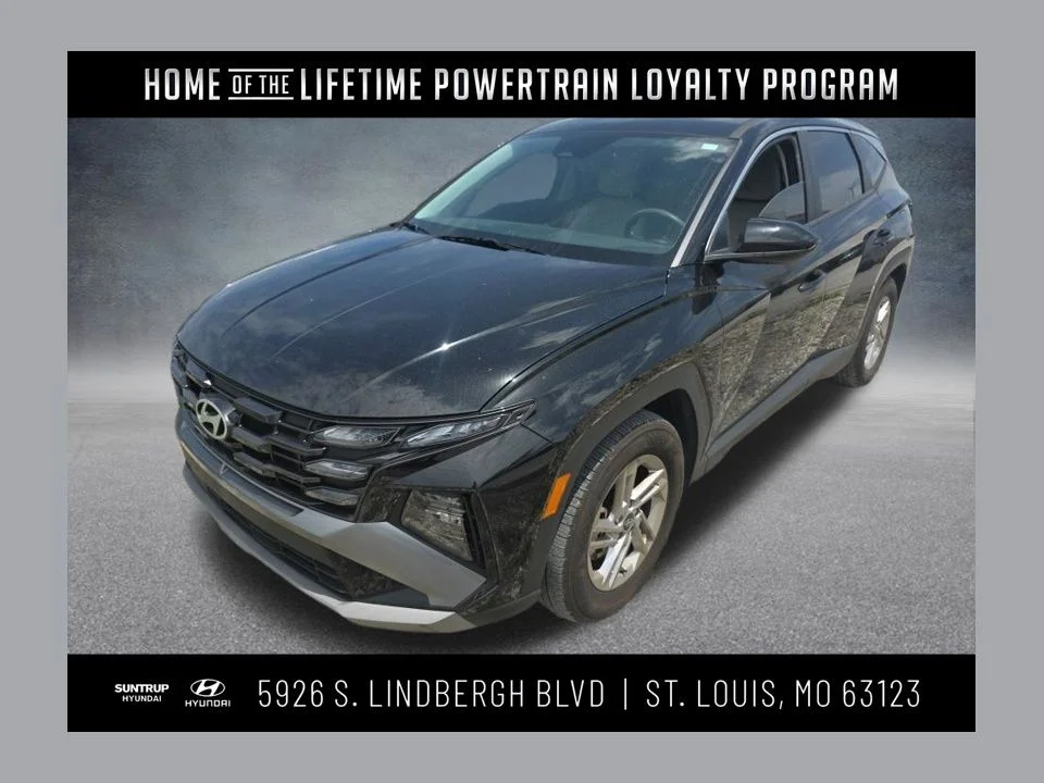 Used 2025 Phantom Black Hyundai SE image 1
