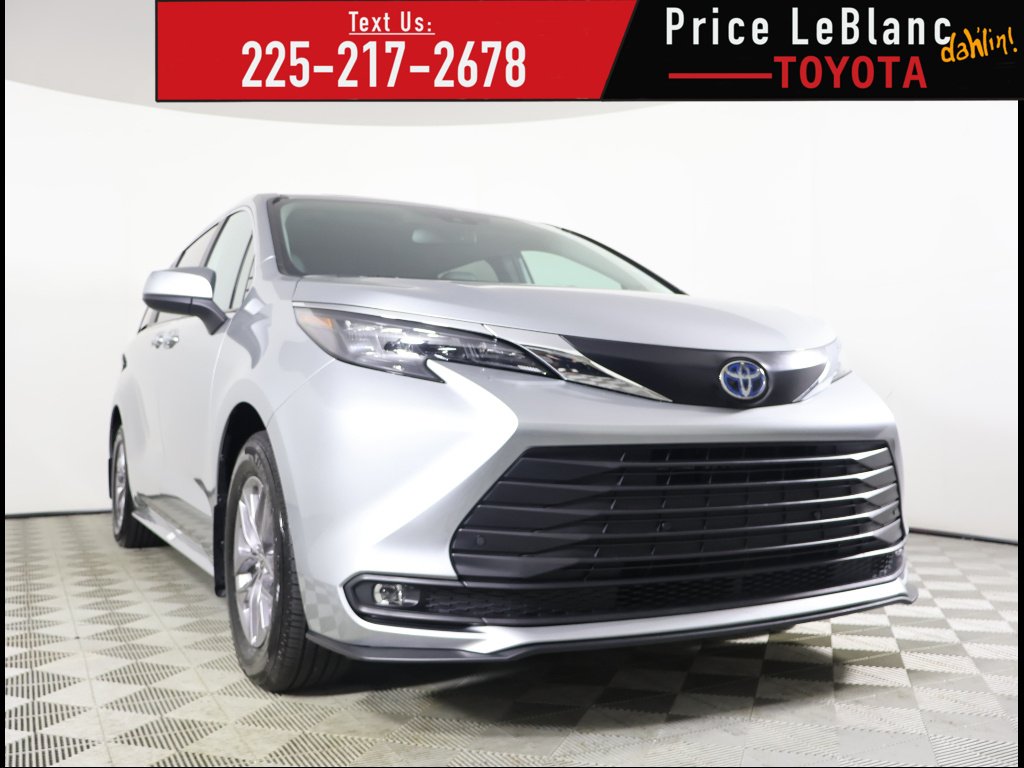 2025 Toyota Sienna XLE 8-Passenger Hybrid FWD's photo