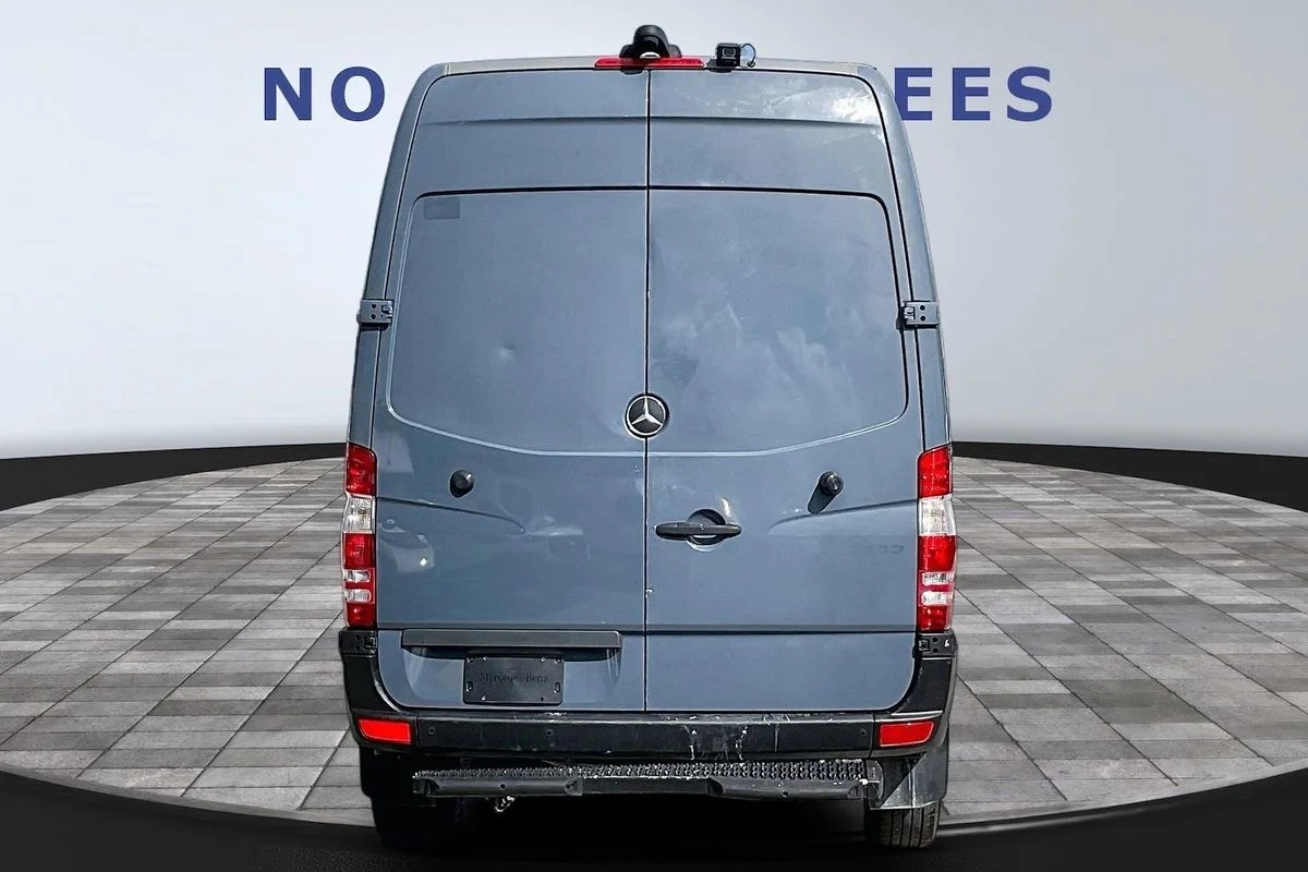 Used 2018  Mercedes-Benz Standard Roof V6 image 5