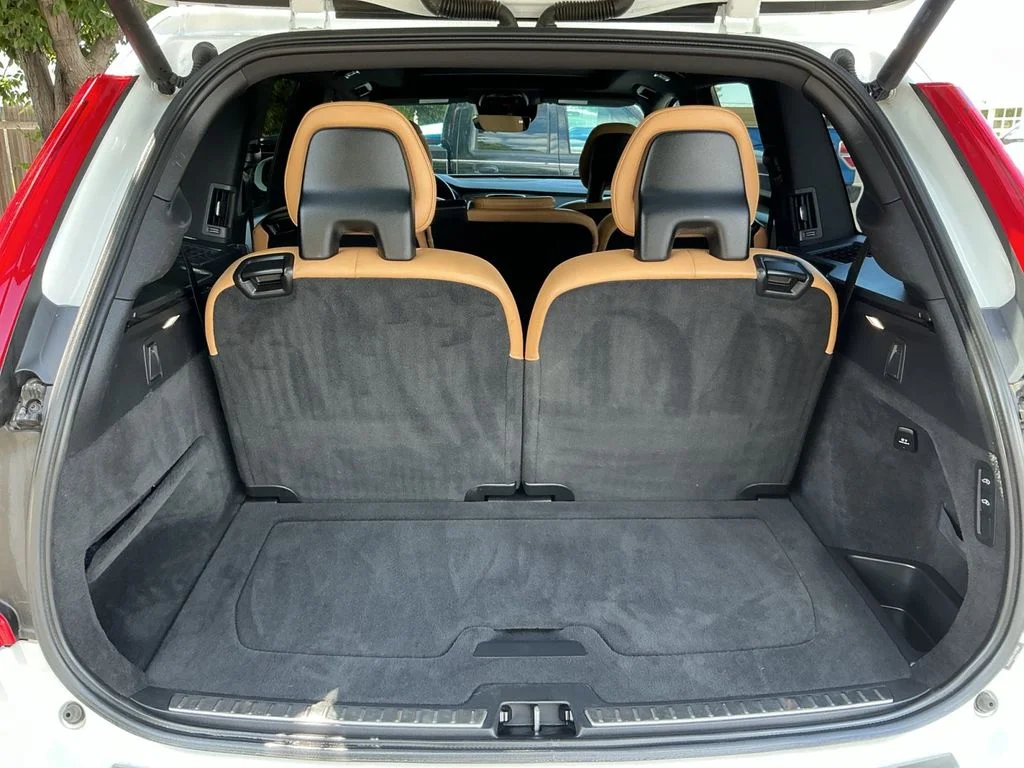Used 2018 White Volvo T6 Momentum image 23