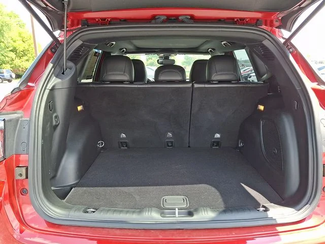 Used 2023 Red Jeep Latitude image 30
