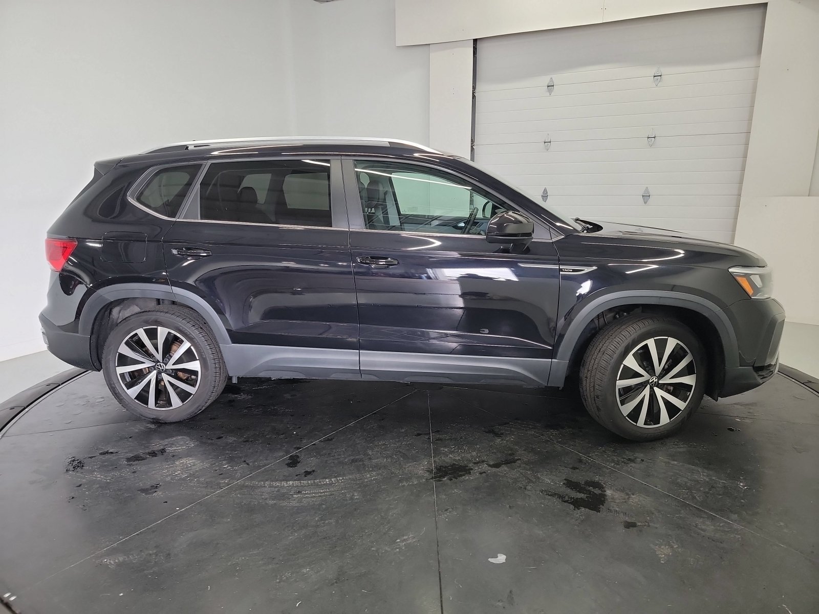 Used 2022 Deep Black Pearl Volkswagen SE image 9