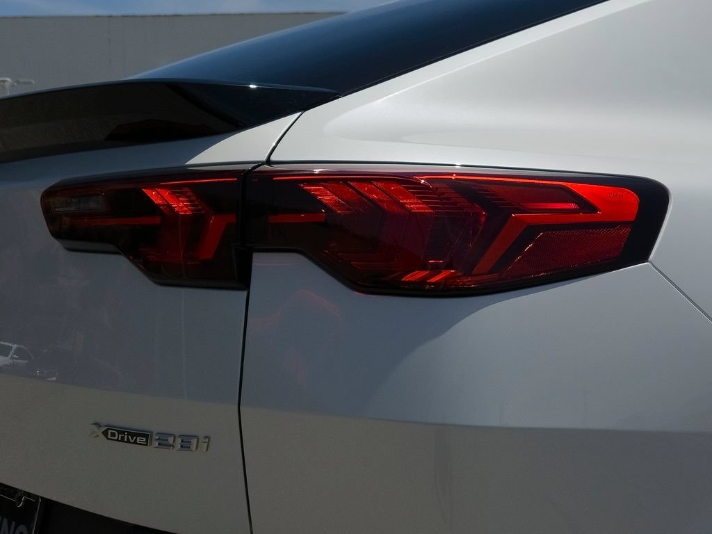 New 2026 Mineral White Metallic BMW xDrive28i image 4