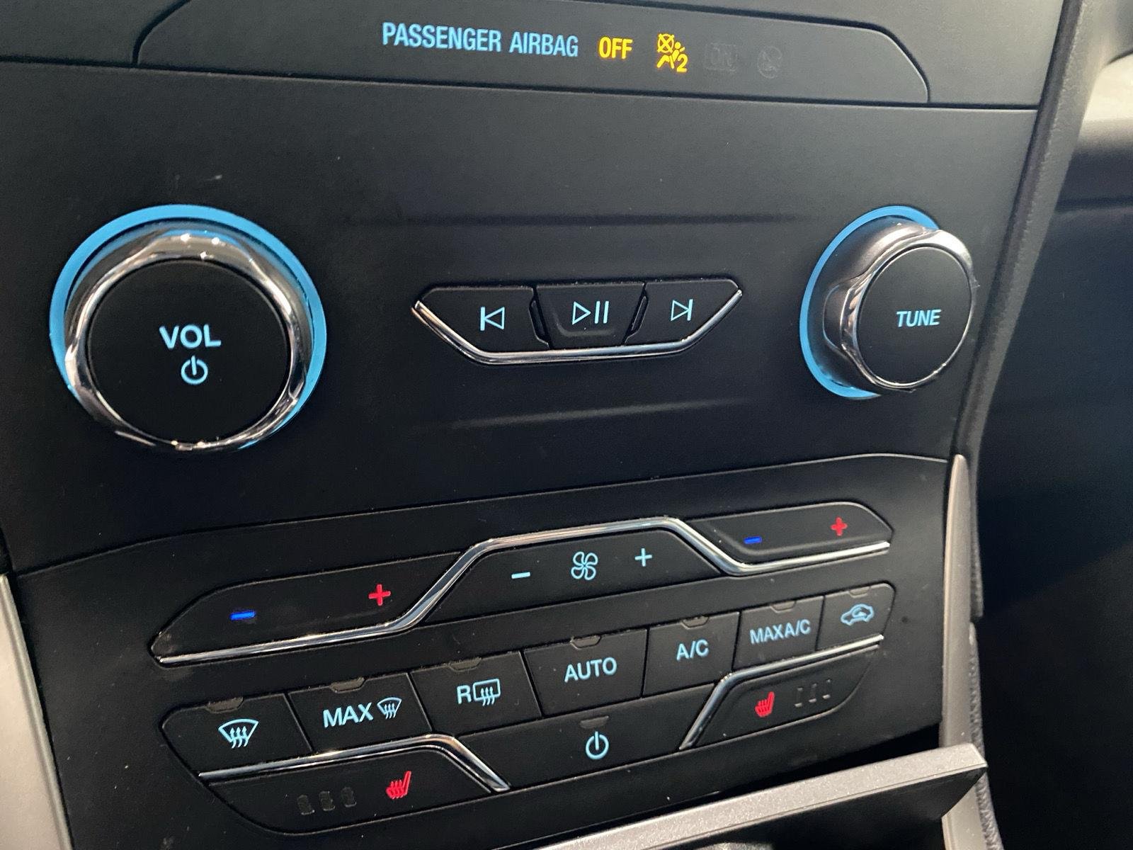 Used 2019 White Platinum Metallic Tri-Coat Ford SEL image 28