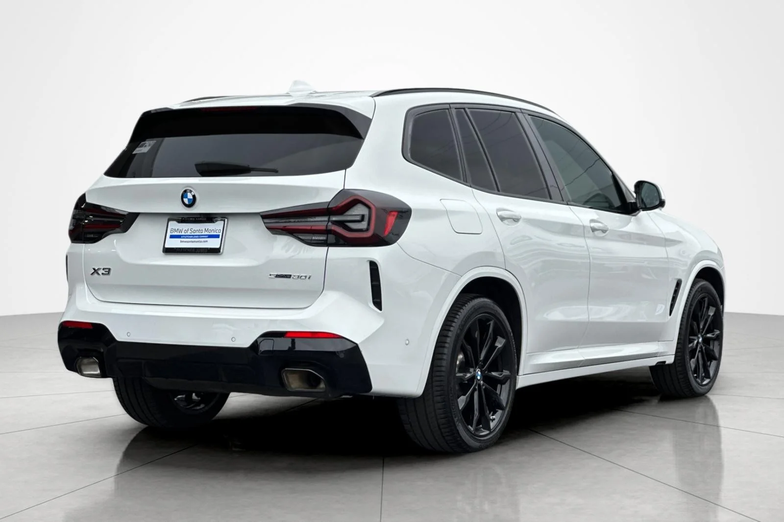 Used 2024 Alpine White BMW sDrive30i image 5