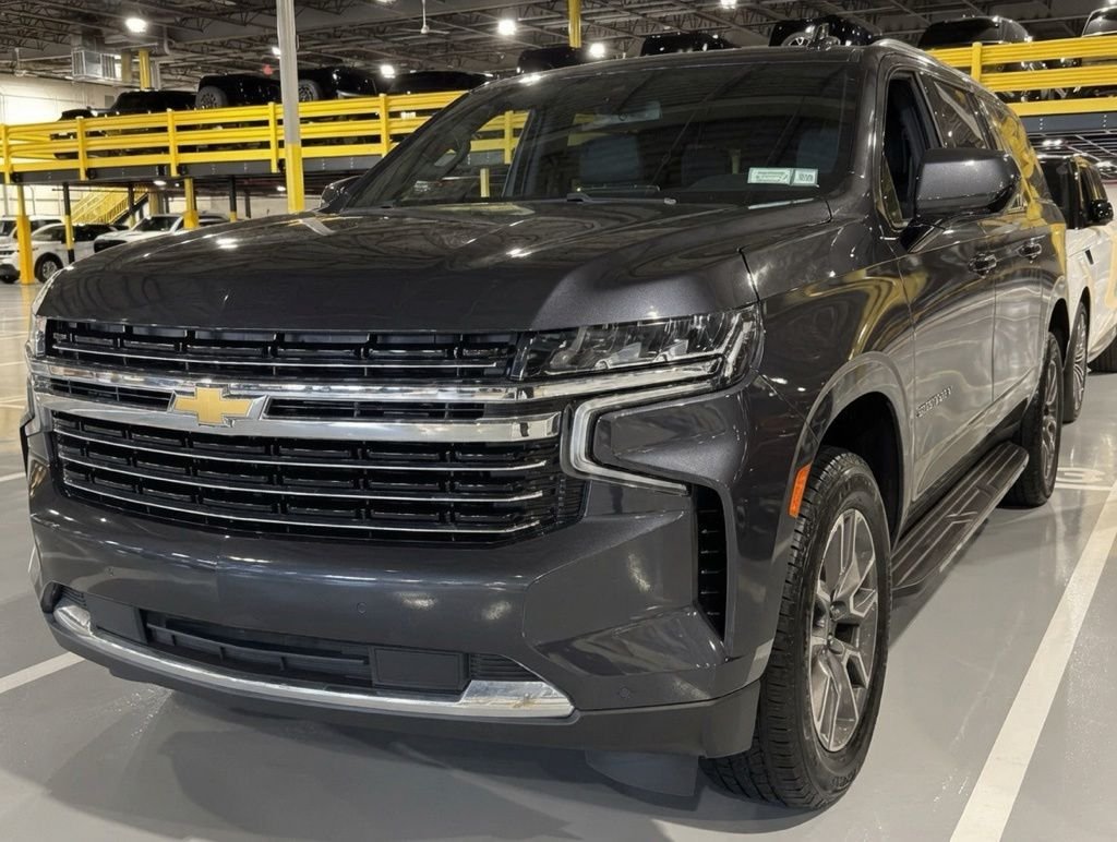 2022 Chevrolet Suburban 4WD 1500 LT's photo