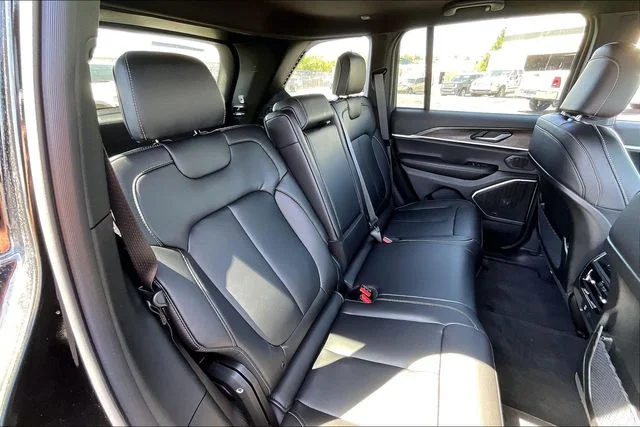 New 2026 Diamond Black Crystal Pearl-Coat Exterior Paint Jeep Limited image 27