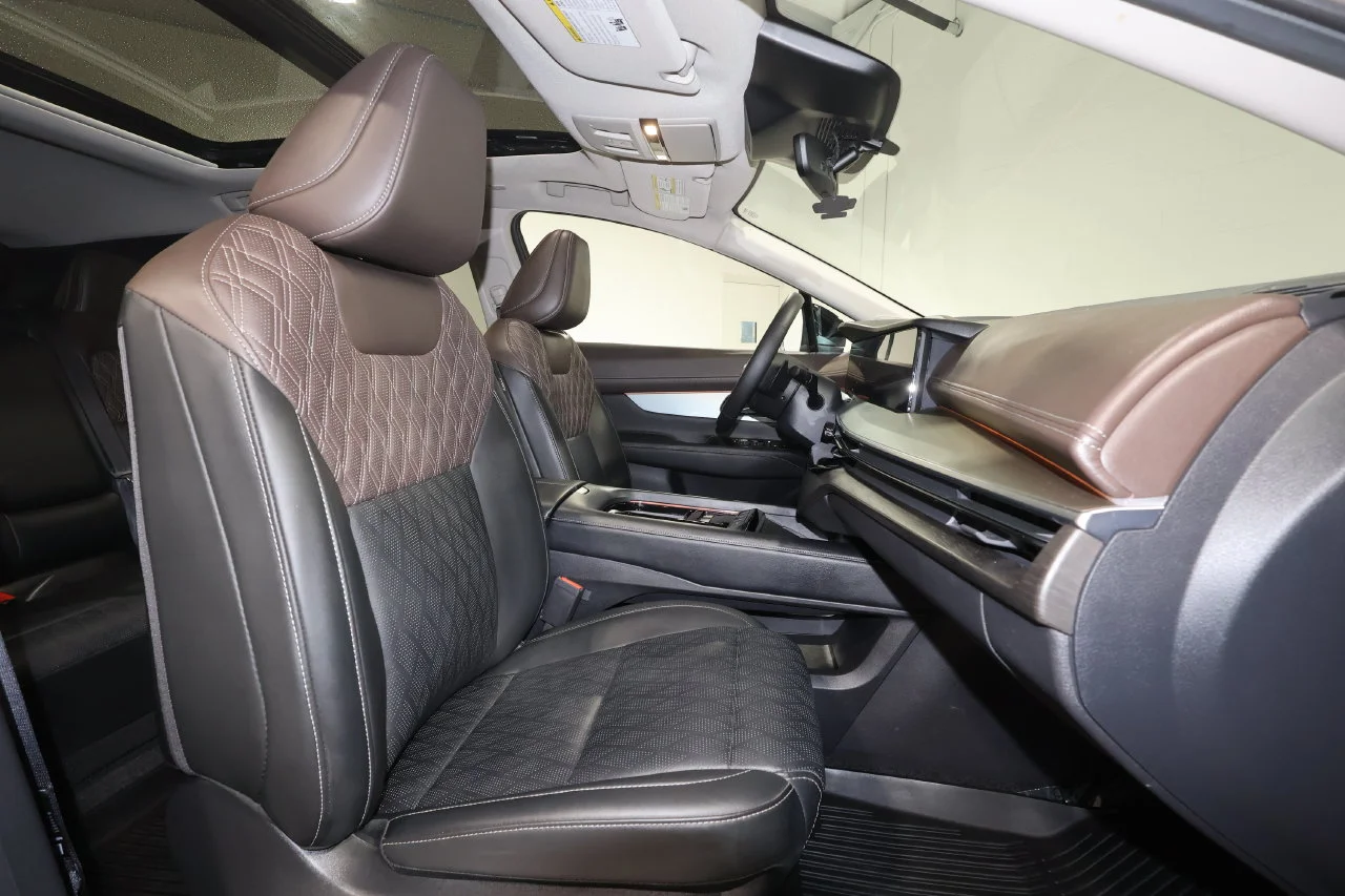 Used 2025 Gold Nissan Platinum image 27