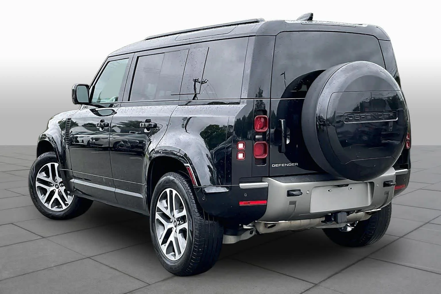 Used 2025  Land Rover X-Dynamic SE image 10