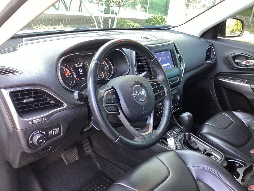 Used 2019 White Jeep Latitude Plus image 12