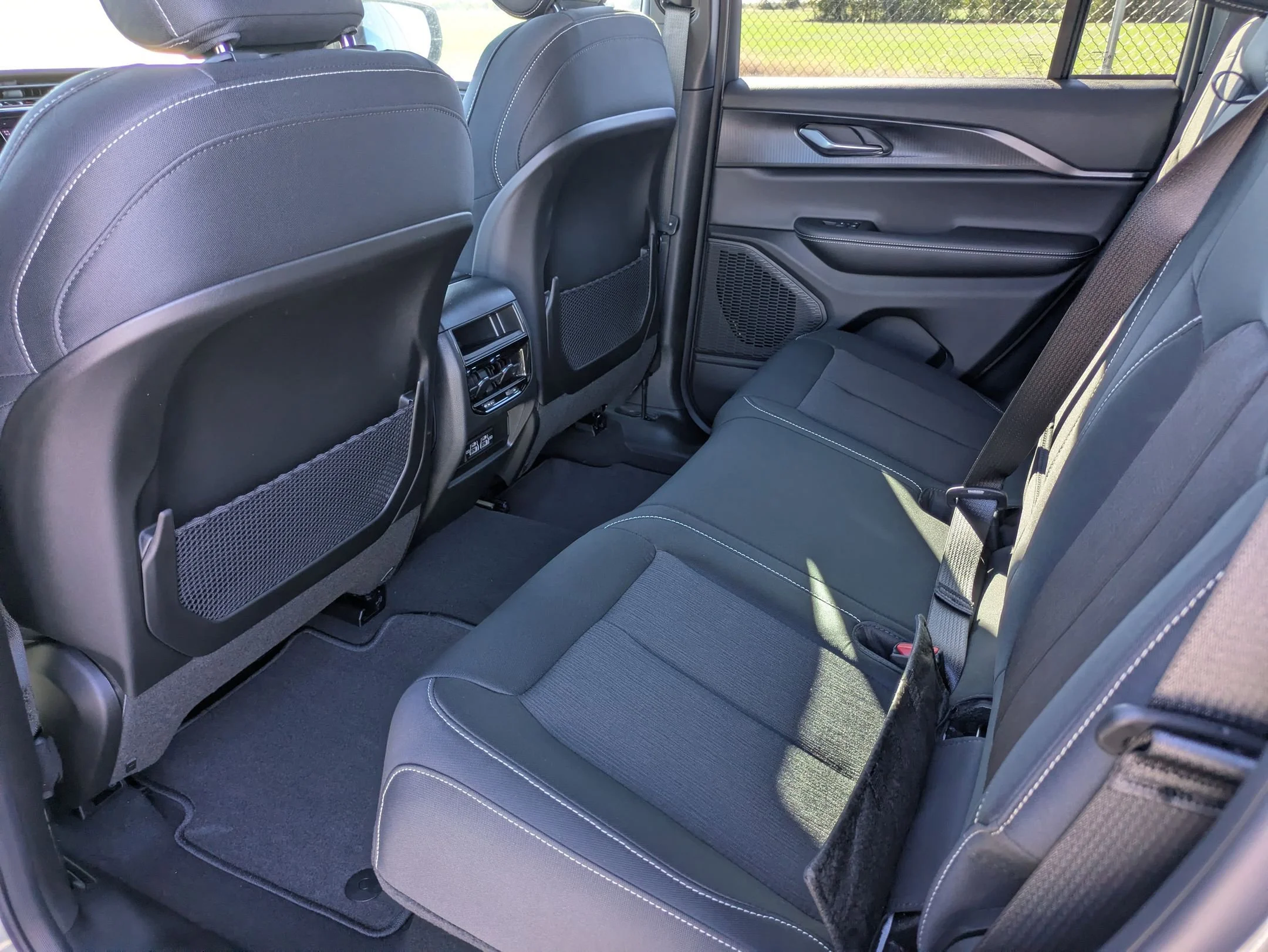 New 2025 Silver Zynith Exterior Paint Jeep Laredo X image 13