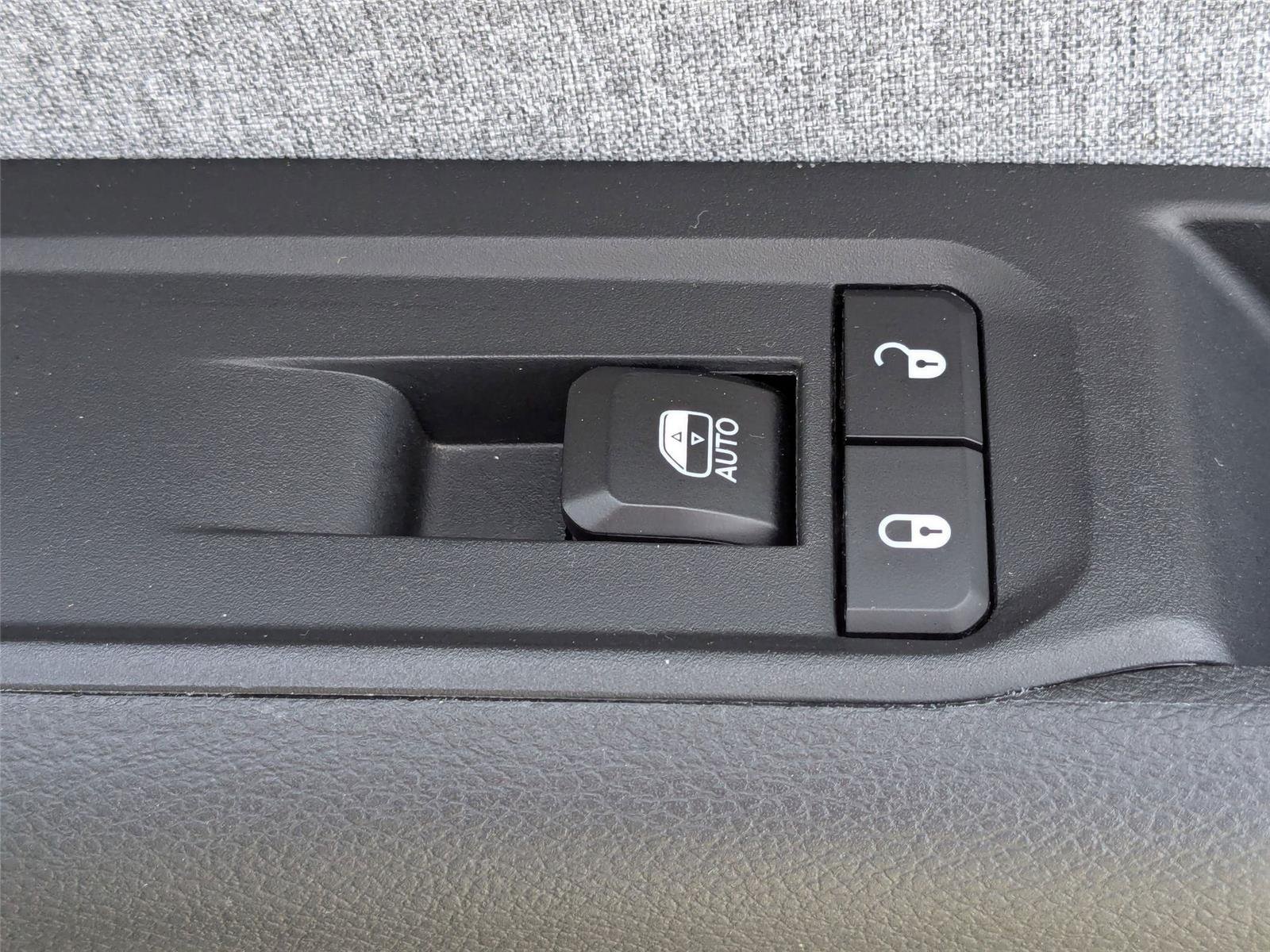Used 2024 Diamond Black Crystal Pearlcoat Jeep Latitude image 33