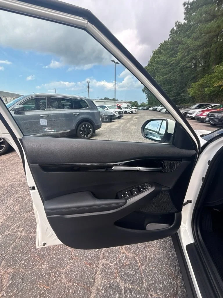 Used 2026 White Kia S image 11