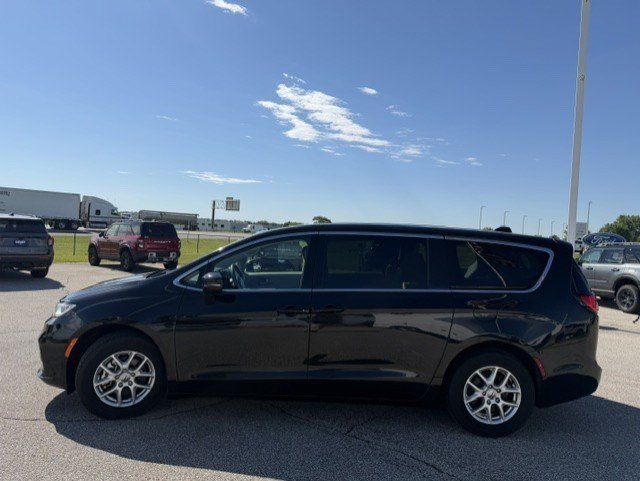 Used 2023 Brilliant Black Crystal Pearlcoat Chrysler Touring L image 4