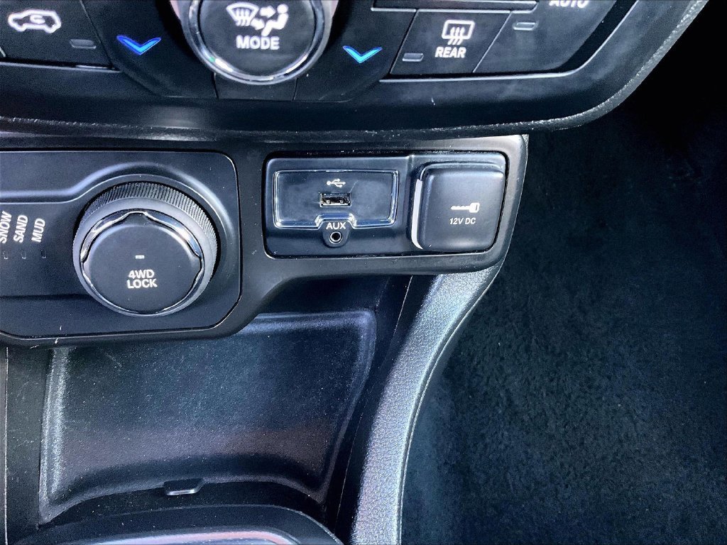 Used 2023 White Jeep Latitude image 12