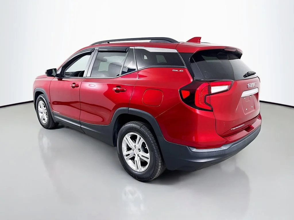 Used 2022 Cayenne Red Tintcoat GMC SLE image 10