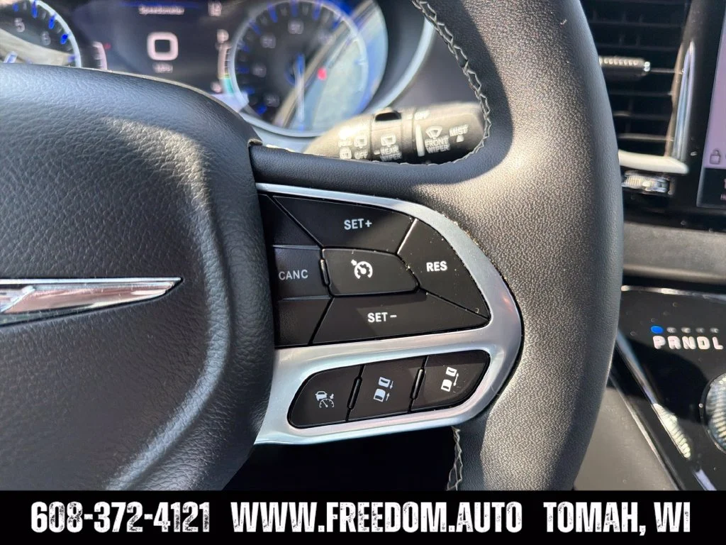 Used 2025 White Chrysler Select image 14