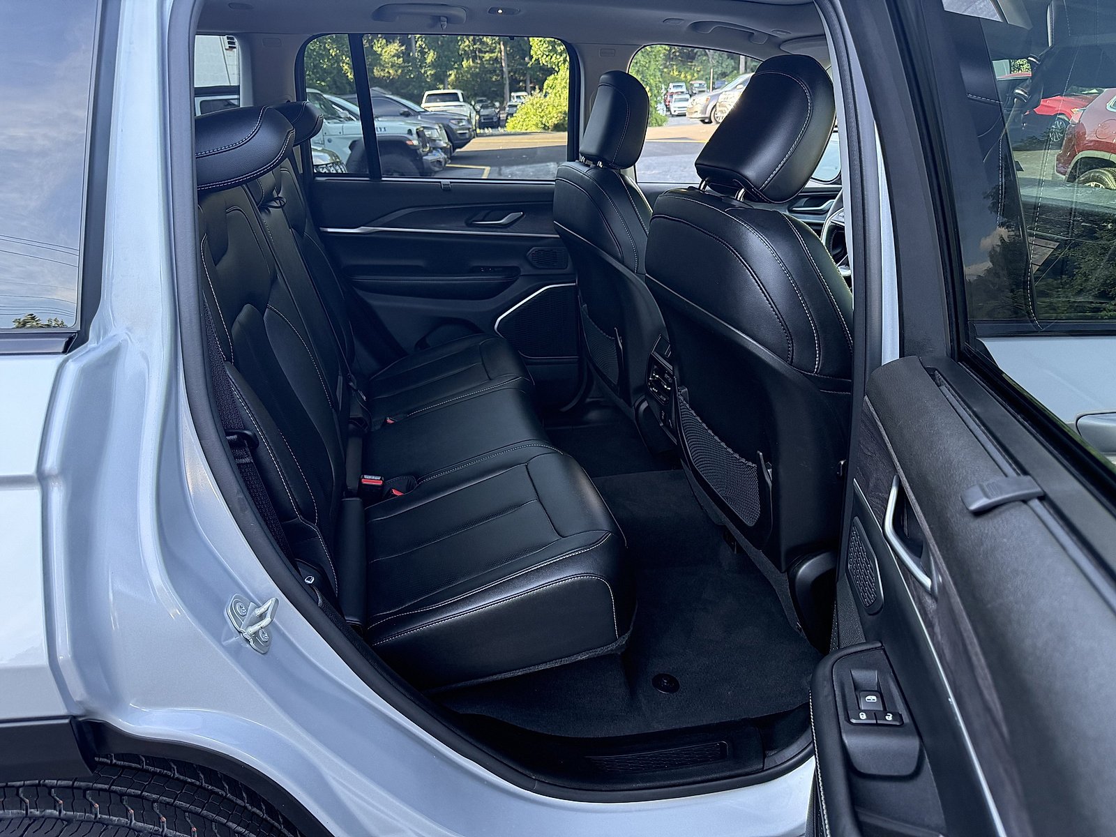 Used 2023 Silver Zynith Jeep BASE image 17