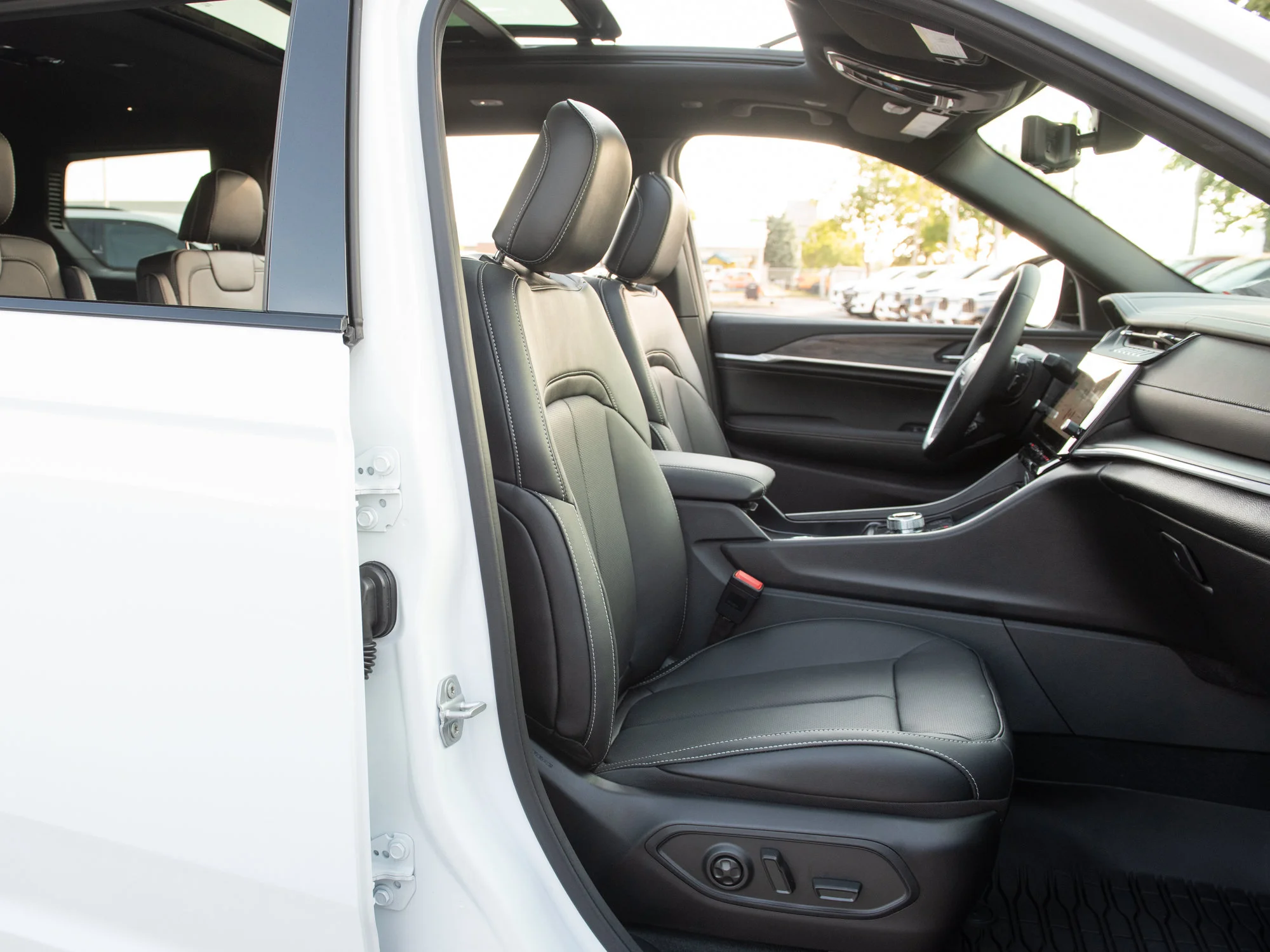 New 2026 White Jeep Limited Reserve* image 33