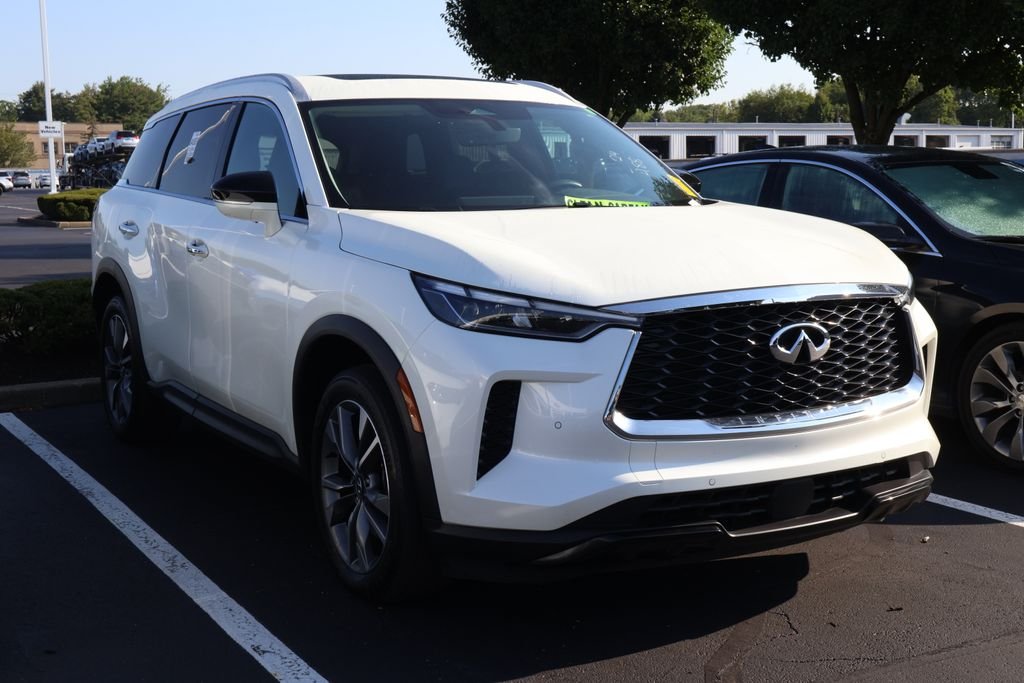 Used 2024 White INFINITI LUXE image 3