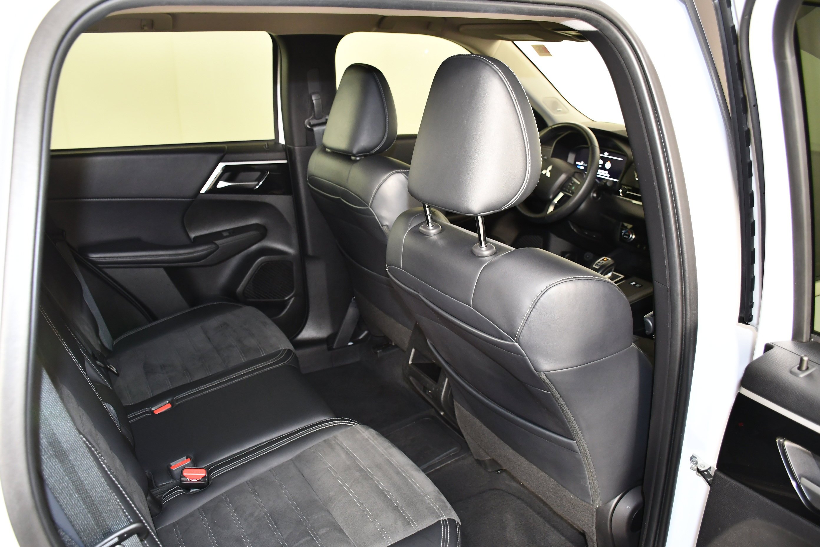 Certified Used 2024 White Diamond Mitsubishi SE image 35