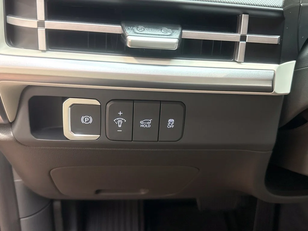 New 2027 Shimmering Silver Hyundai SE image 24