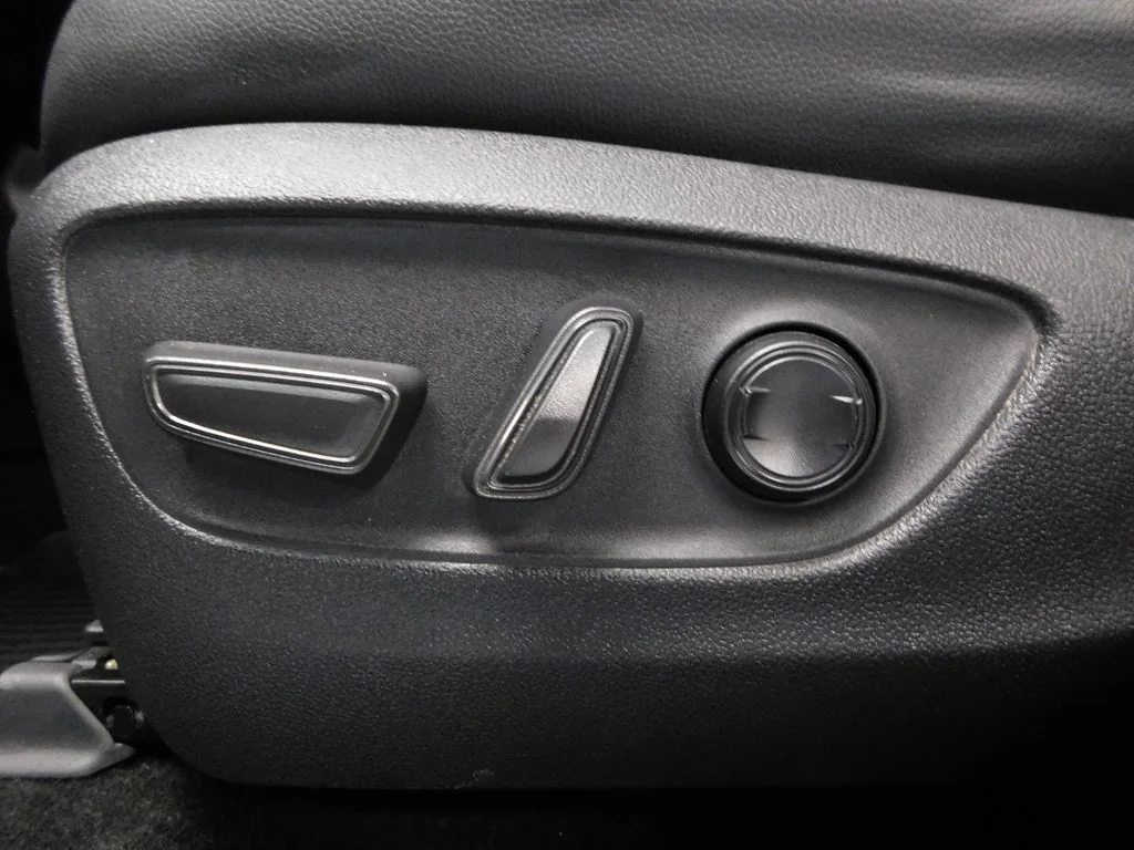 Used 2024 Cream Toyota XLE image 18
