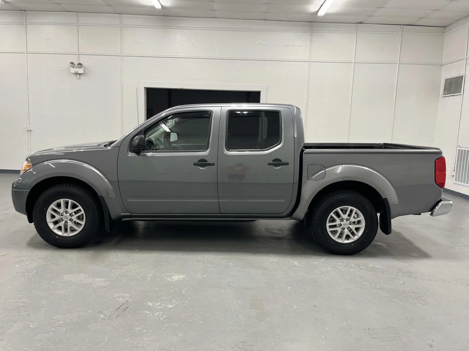 Used 2021 Gun Metallic Nissan SV 4x2 Crew Cab 3.8L V6 1 Owner image 5