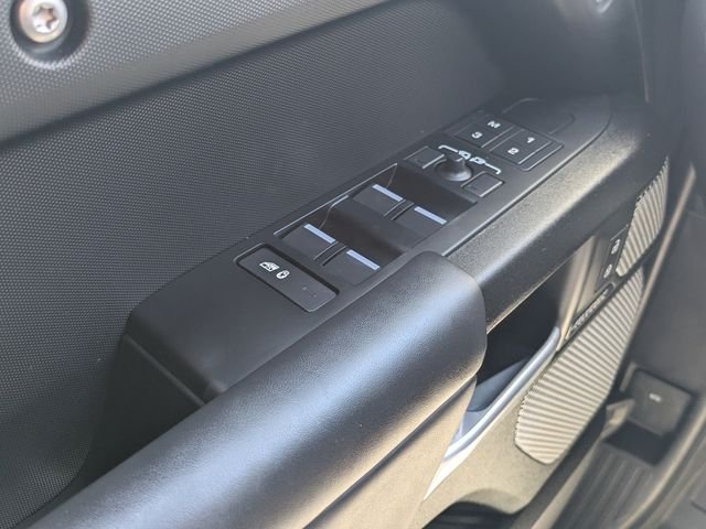 Used 2024  Land Rover V8 image 25