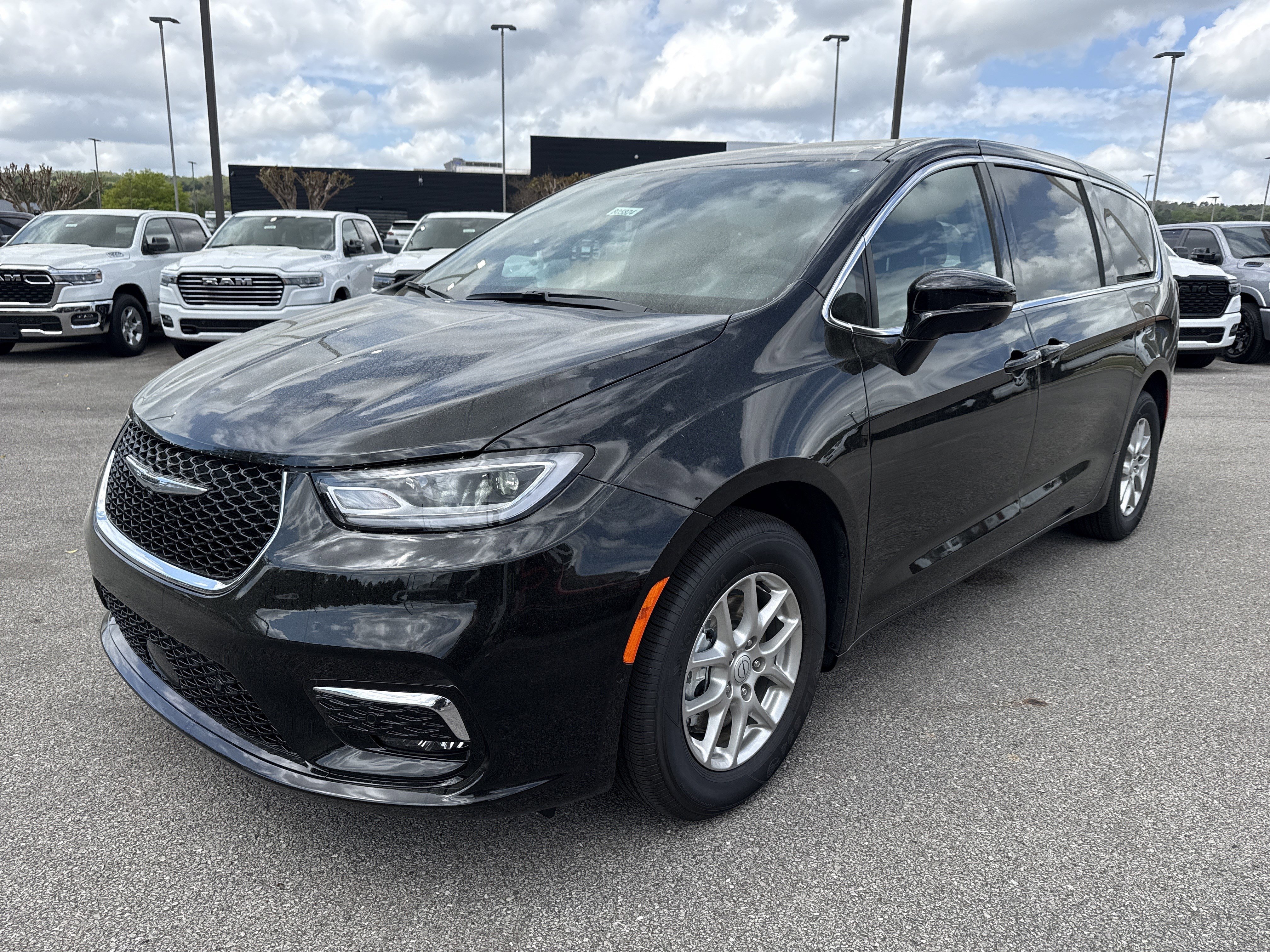 New 2026 Diamond Black Crystal Pearl-Coat Exterior Paint Chrysler Select image 3