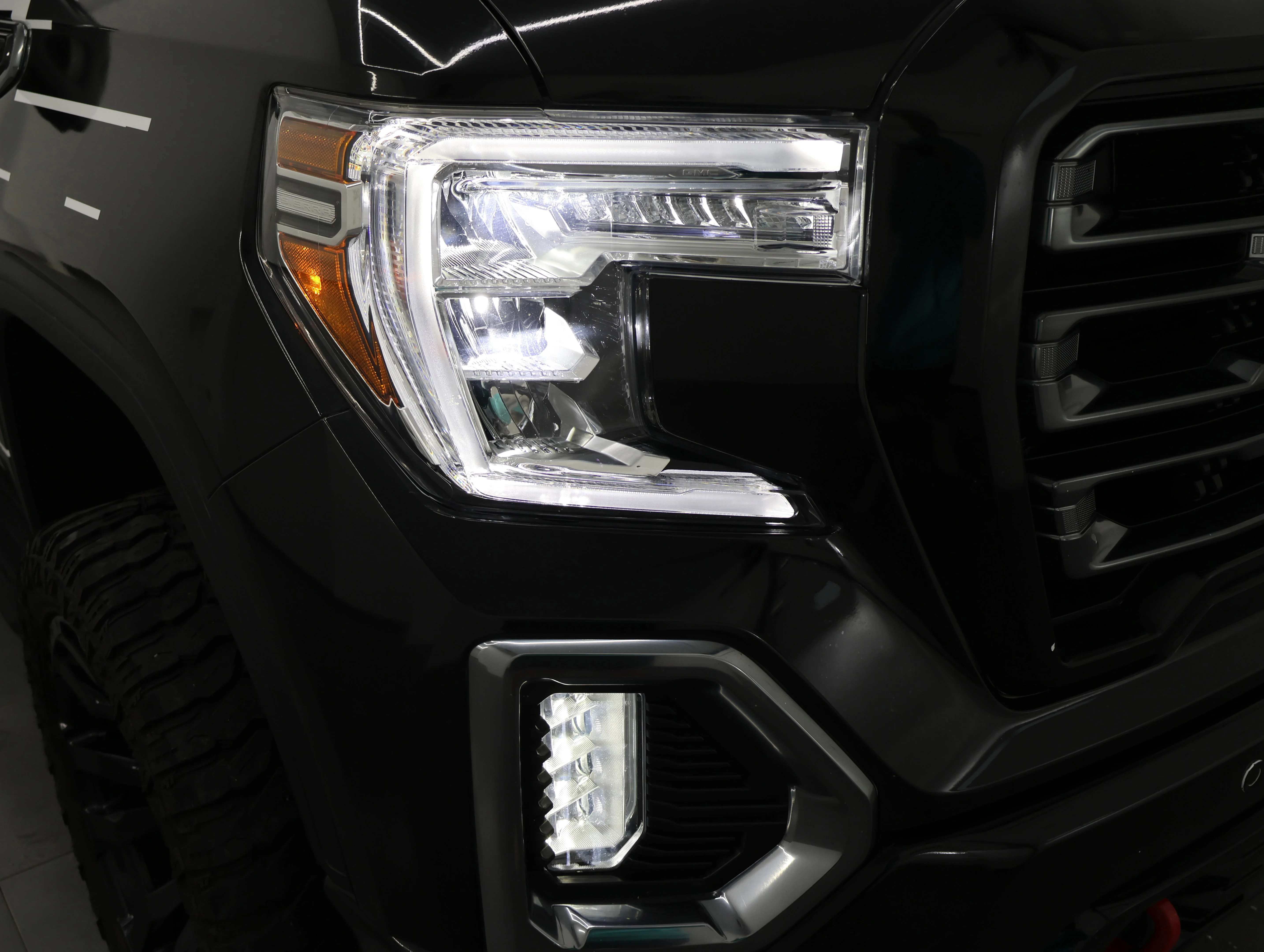 Used 2022 Summit White GMC AT4 image 22