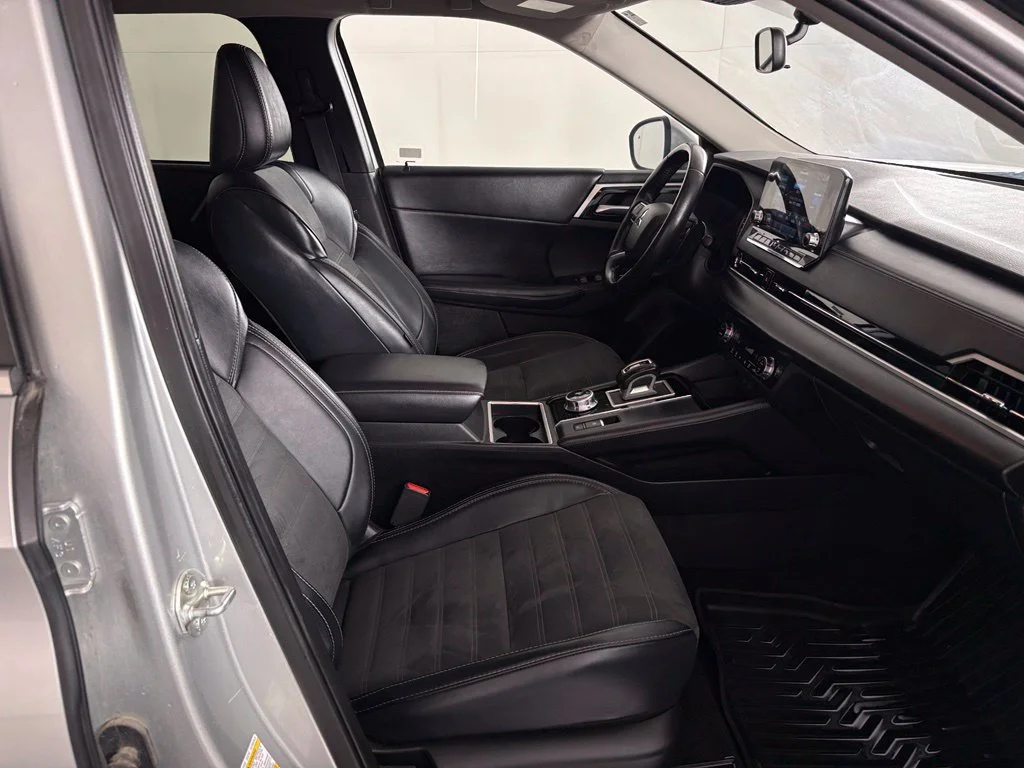 Used 2024 Silver Mitsubishi  image 34