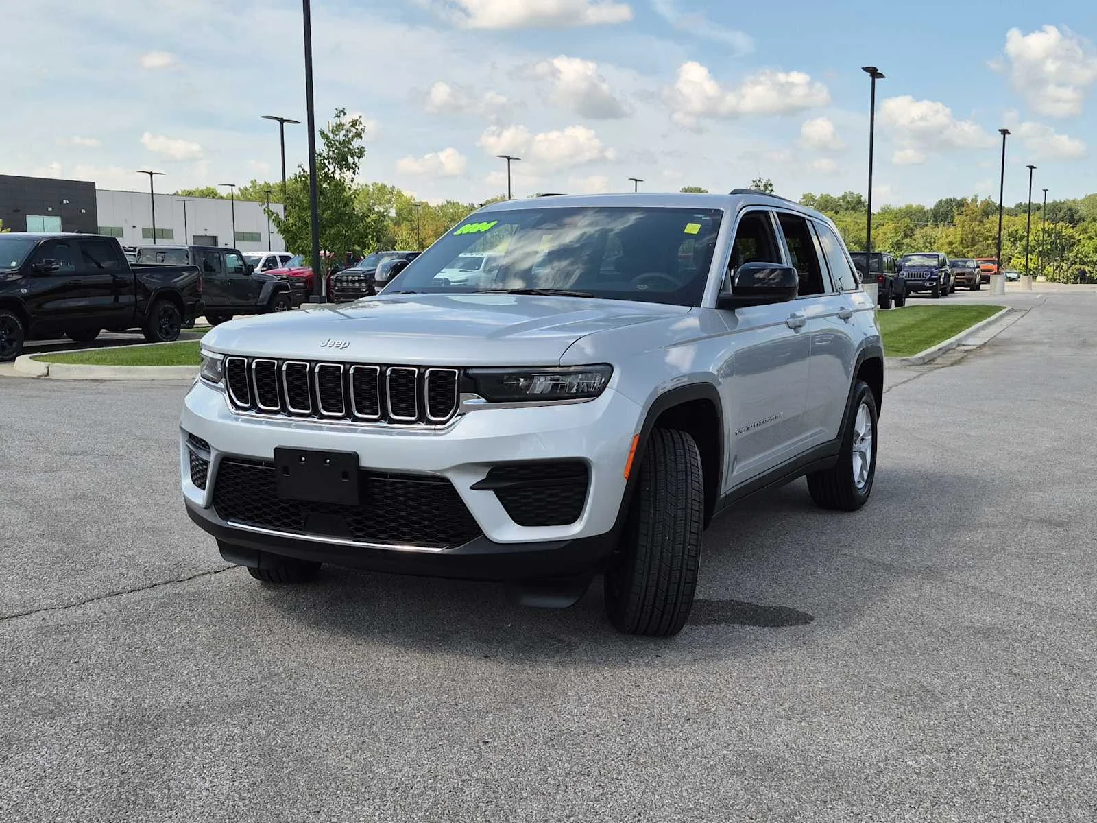Used 2024 Silver Zynith Jeep Laredo X image 4
